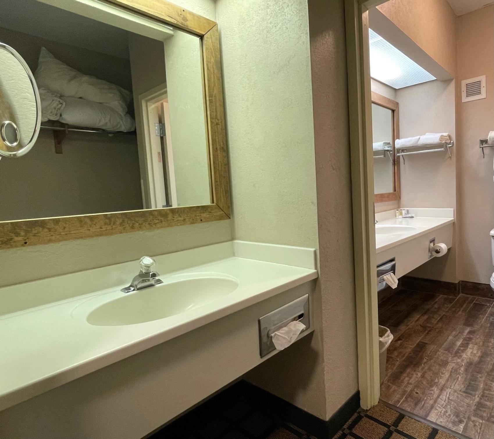 Baymont By Wyndham West Plains Hotel Екстериор снимка